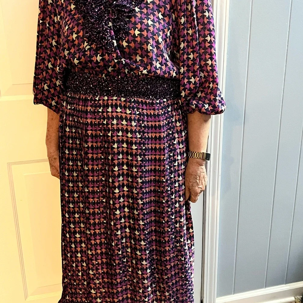 Vintage V-neck dress with ruffles neck and elastic waist band, made in Hong Kong - Picture 5 of 5